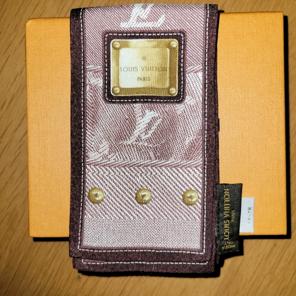 Louis Vuitton Bandeau scarf in beautiful burgundy and gold accents - Picture 8 of 9